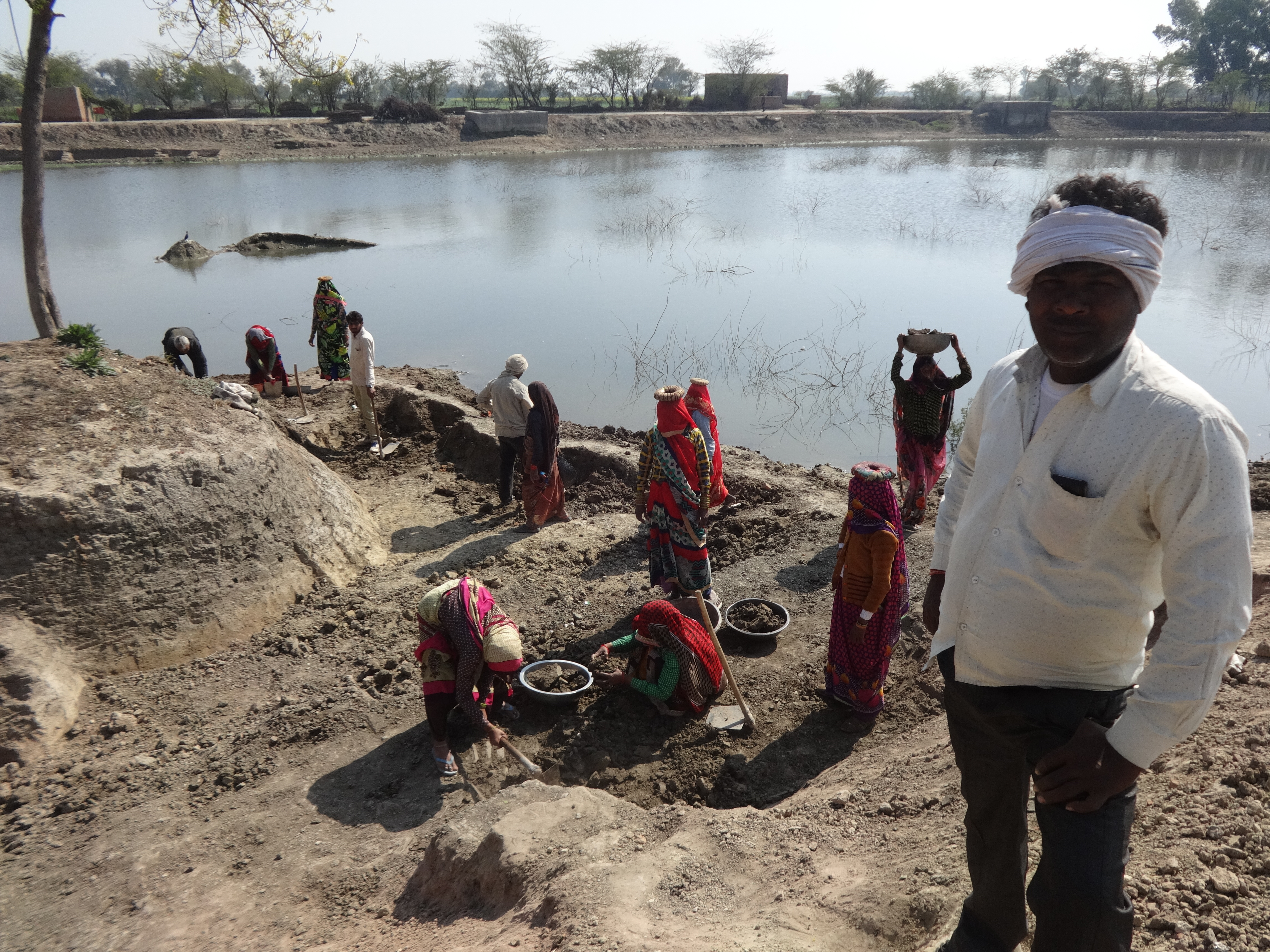 नरेगा में काम करते गाम के लोग बाग