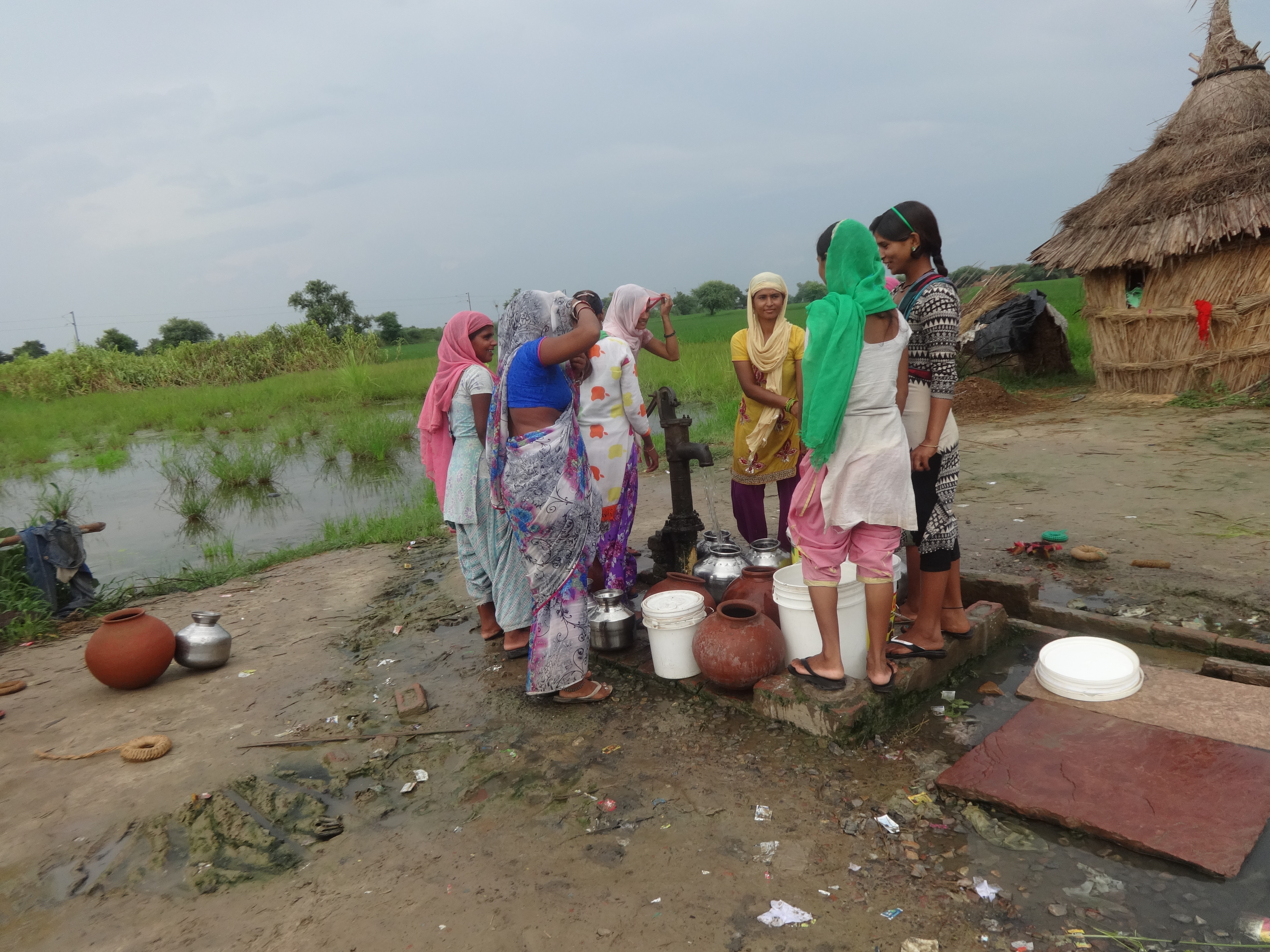 नल पै पानी भरती हुई छोरी छापरी