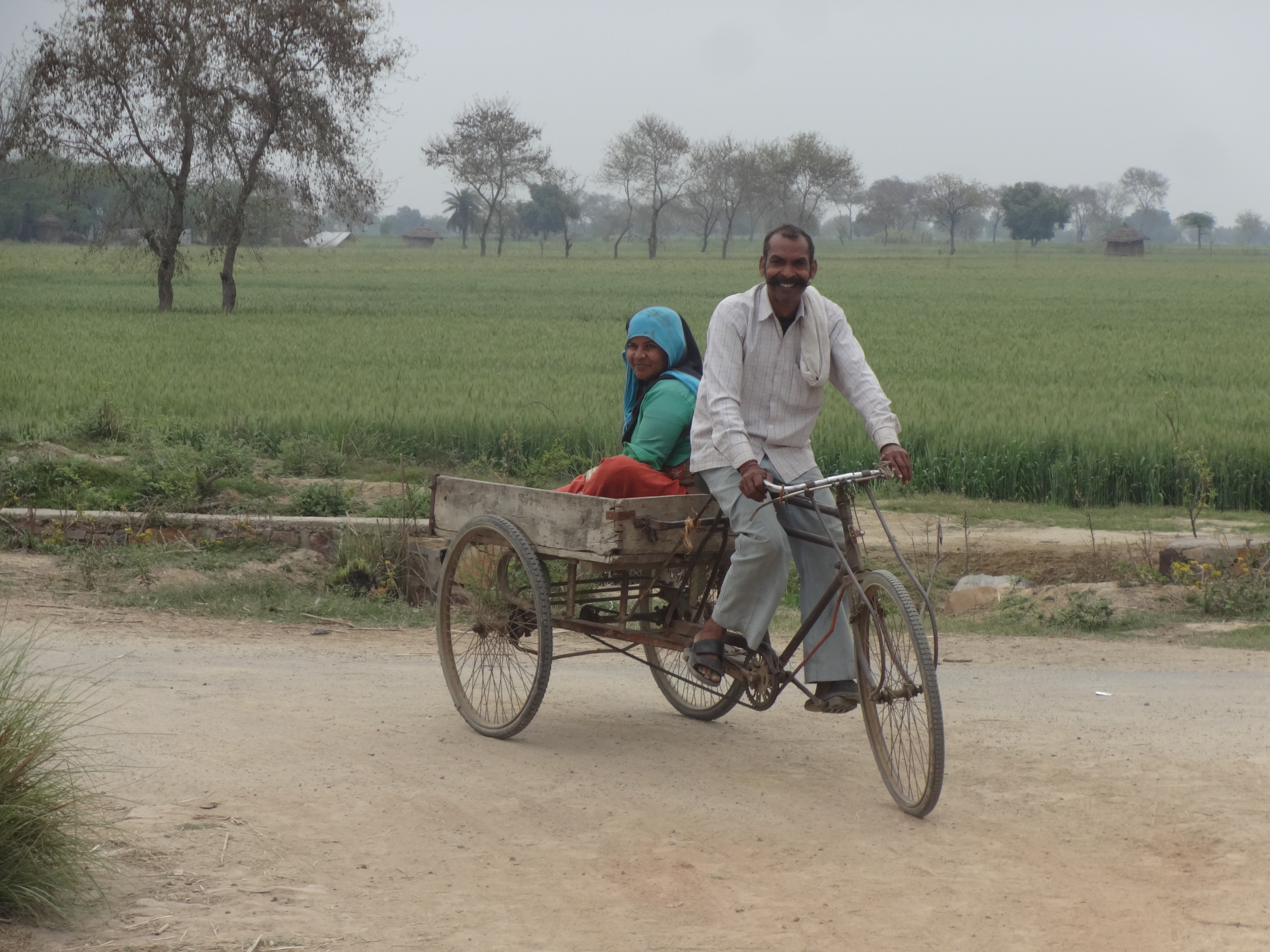 रिक्सा चलातौ हुयौ मजदूर